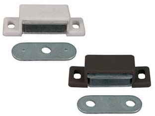 150pz cricchetto magnetico rettangolare normale - mm.48x18x13h., 2 fori, in plastica bianco cod:ferx.fer6002